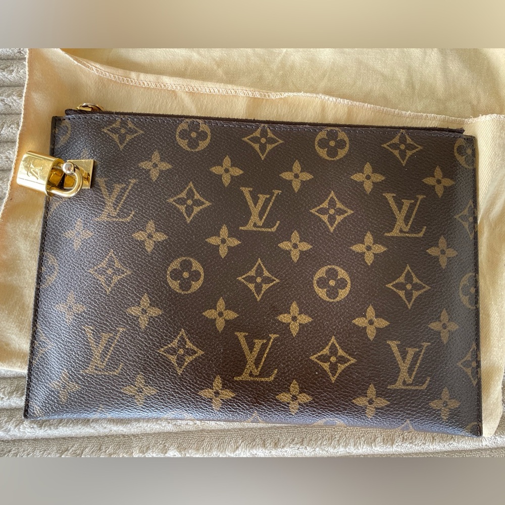 Louis Vuitton Monogram Pochette Carrousel